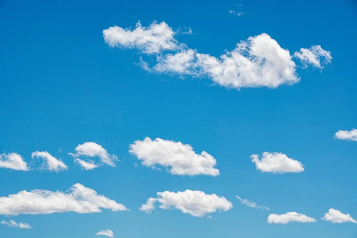 青空に浮かぶ白い雲